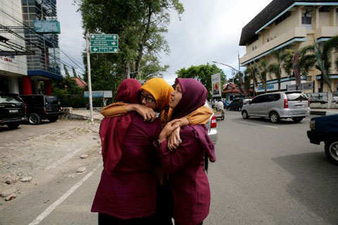 Người Indonesia hoảng sợ sau động đất
