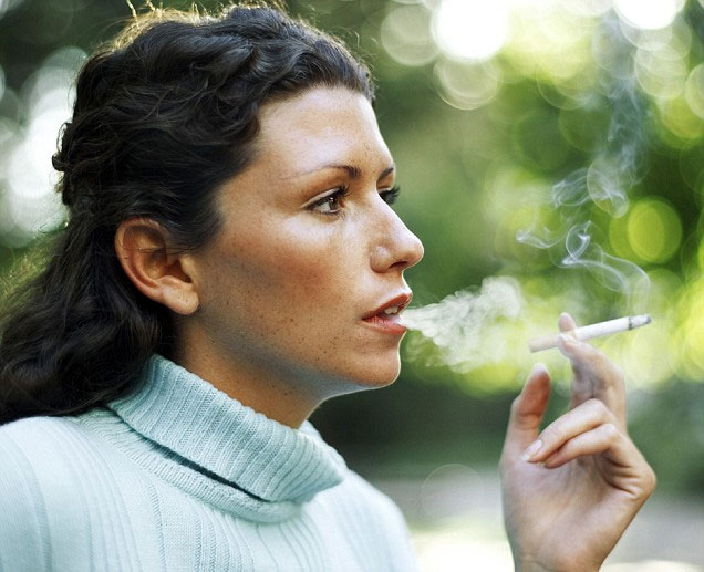 Tỷ lệ phụ nữ Anh bị ung thư phổi cao do hút thuốc lá 