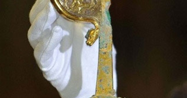 Cây gậy phép bí ẩn 500 năm tuổi ra mắt