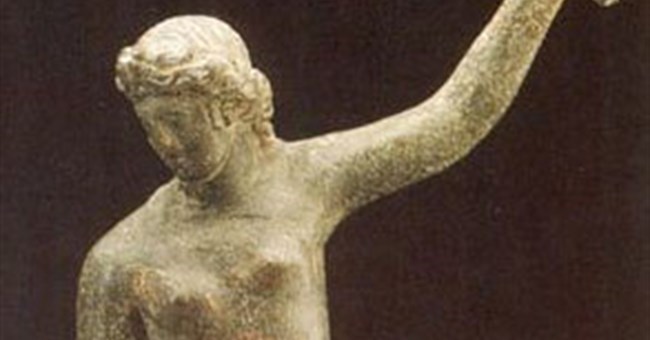 Tại sao bức tượng nữ đấu sĩ La Mã cổ đại lại có tư thế kì lạ?