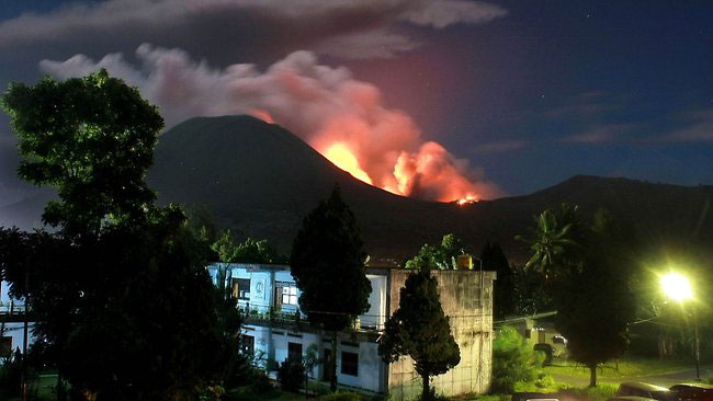 Indonesia cảnh báo cấp 3 vì núi lửa Lokon phun trào 
