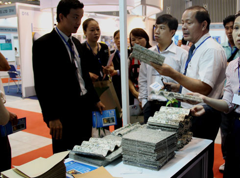 Tấm lợp từ rác thải