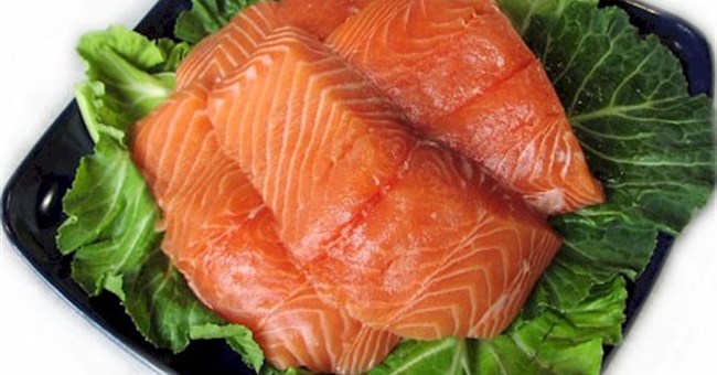 Thịt cá hồi có thể giảm tác hại của thuốc lá 