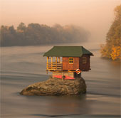 Ngôi nhà ở giữa sông