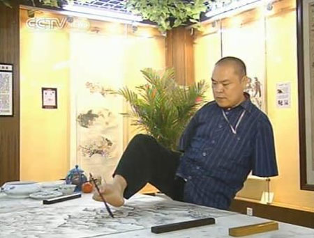 Người đàn ông vẽ tranh bằng chân và miệng kỳ tài
