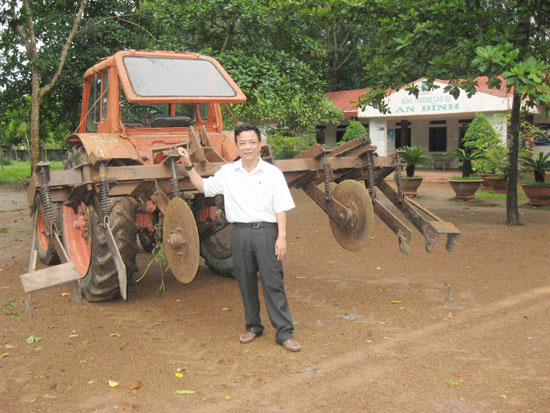 Ông Giám đốc mê khoa học và máy cắt cỏ cho vườn cao su