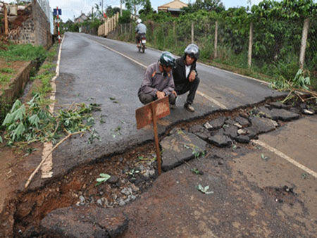 Nứt, lún đất nghiêm trọng ở Lâm Đồng