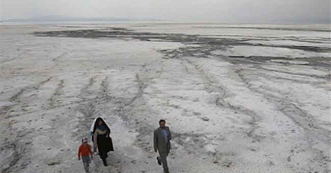 Hồ lớn nhất Iran đang biến thành…muối