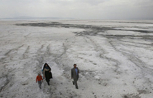 Hồ lớn nhất Iran đang biến thành…muối
