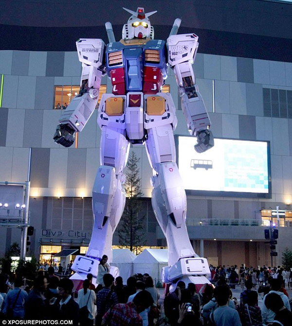 Người dân Tokyo tập trung trước tòa nhà DiverCity Tokyo để chiêm ngưỡng vẻ đẹp của Gundam 