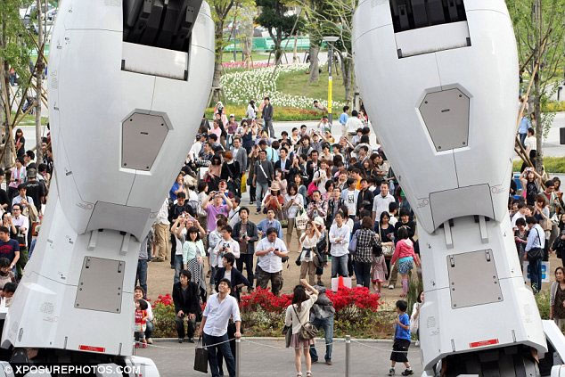 Người dân Tokyo tập trung trước tòa nhà DiverCity Tokyo để chiêm ngưỡng vẻ đẹp của Gundam 