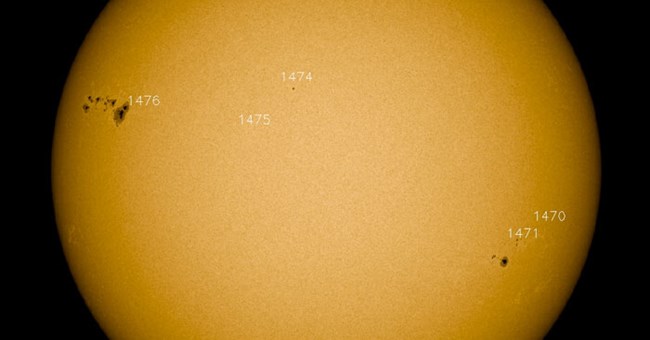 Nhóm vết đen khổng lồ xuất hiện trên mặt trời