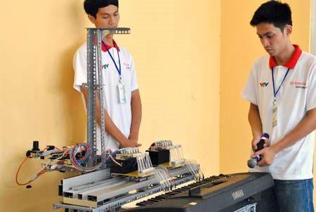 Sinh viên chế tạo robot chơi đàn organ cực "siêu"