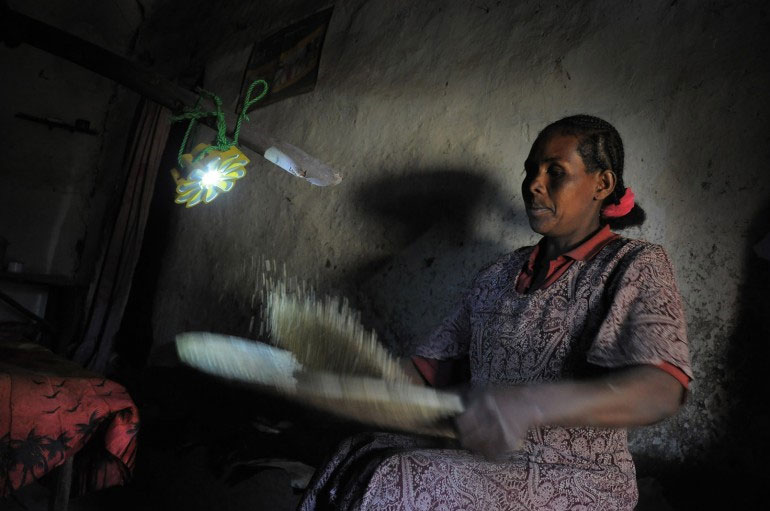 Đèn quang năng cho vùng sâu