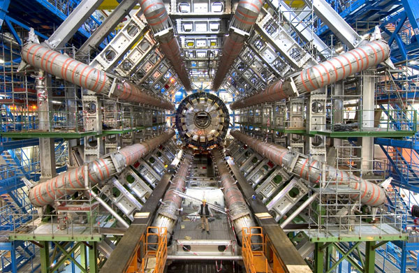 Máy gia tốc hạt lớn LHC.