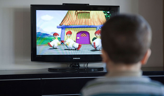 Tại sao trẻ em không nên xem ti vi hoặc sử dụng máy tính nhiều?