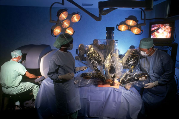 Robot da Vinci đang trợ giúp các bác sĩ trong một ca phẫu thuật thoát vị đĩa đệm. 