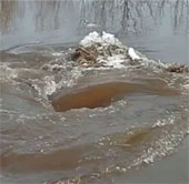 Video: Xoáy nước kỳ quái ở Latvia