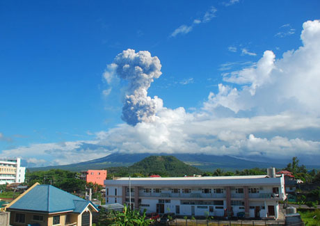 Núi lửa phun trào tại Philippines, 5 người chết