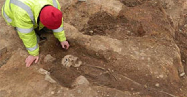 Phát hiện nguyên cả một nghĩa trang La Mã cổ đại dưới bãi đỗ xe