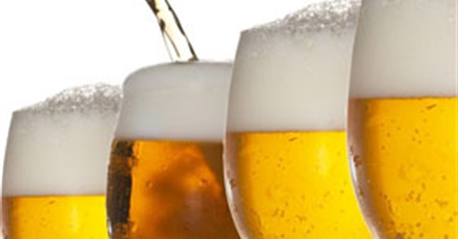 Vì sao bia rót ra cốc ngon hơn uống từ lon?