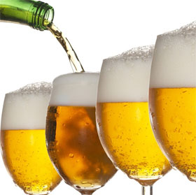 Vì sao bia rót ra cốc ngon hơn uống từ lon?