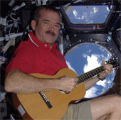 Phi hành gia quay clip ca nhạc đầu tiên trên vũ trụ