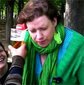 Video: Người phụ nữ uống bia bằng tai