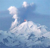 Núi lửa Pavlof tiếp tục phun trào