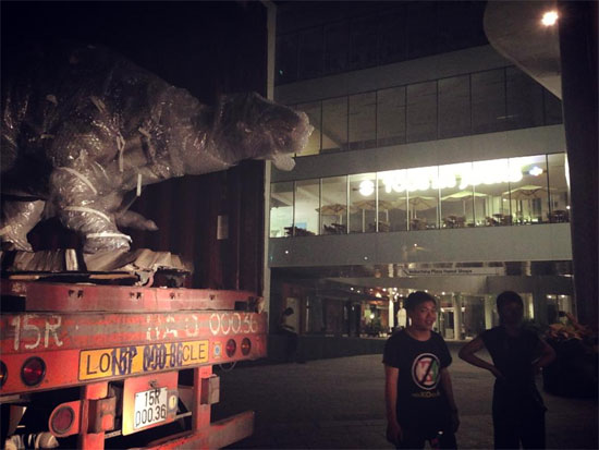 Bất ngờ xuất hiện "khủng long” khổng lồ tại Hà Nội