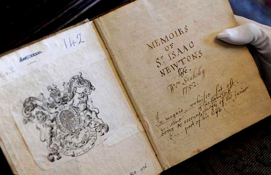 Tài liệu về khoảnh khắc Newton phát hiện ra thuyết “Vạn vật hấp dẫn” trong cuốn sách về các nhà khoa học vĩ đại được lưu giữ tại Hội Hoàng Gia.