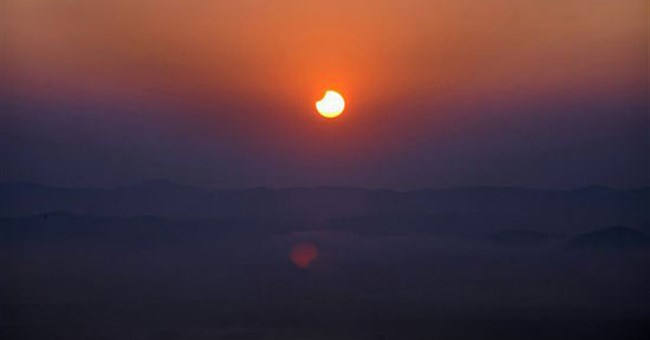 Ảnh đẹp về hiện tượng nhật thực lúc rạng sáng 2/6