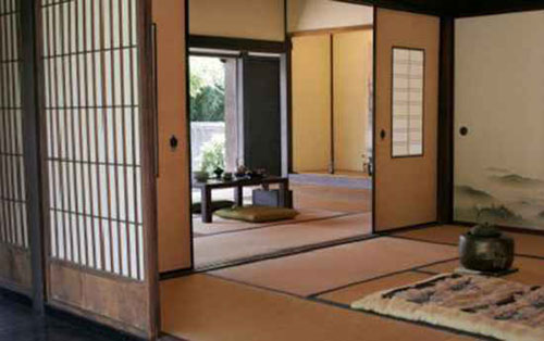 Nếu ngôi nhà có thảm tatami, sàn có thể được nâng lên từ 2,54 tới 5,08cm, điều này nói rằng bạn nên bỏ dép.