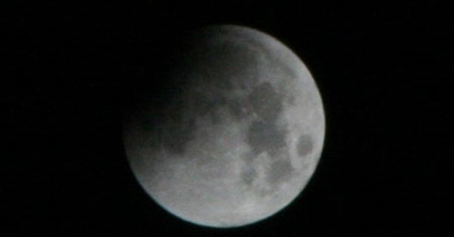 Ngắm Trái Đất “nuốt” Mặt Trăng trong Nguyệt thực dài kỷ lục