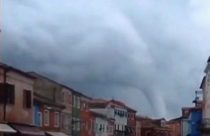Video: Lốc xoáy kinh hoàng tấn công Venice 