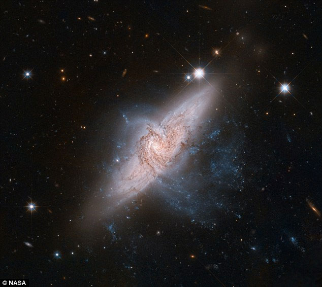 Độc đáo bức hình 2 thiên hà va vào nhau 