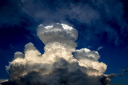 Video: "Mây nấm” khổng lồ kỳ lạ xuất hiện trên bầu trời Bắc Kinh