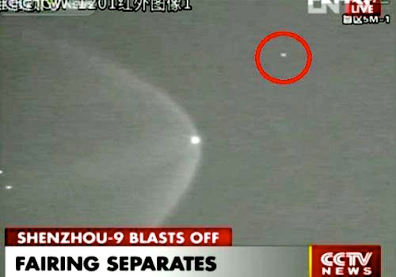 Phát hiện 2 UFO bám theo Thần Châu 9 