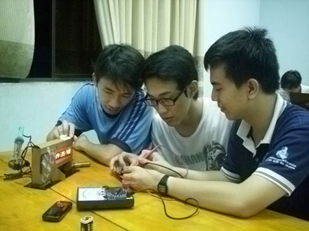 Nhóm tác giả của trường Đại học Bách khoa TP.HCM đang điều chỉnh chiếc đồng hồ thông minh 