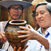 Khai quật thuyền chở đồ cổ ở Quảng Ngãi