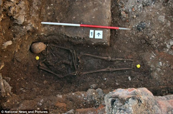 Tiết lộ bên trong ngôi mộ của vua Richard III