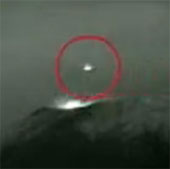 Video: UFO lao xuống miệng núi lửa