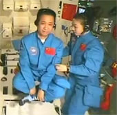 Nữ phi hành gia Trung Quốc giảng bài trong vũ trụ