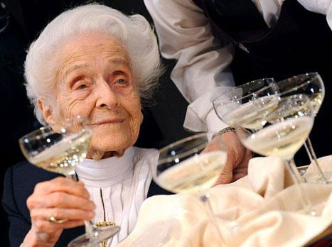 Chuyện "Nobel gia" 102 tuổi vẫn làm khoa học 