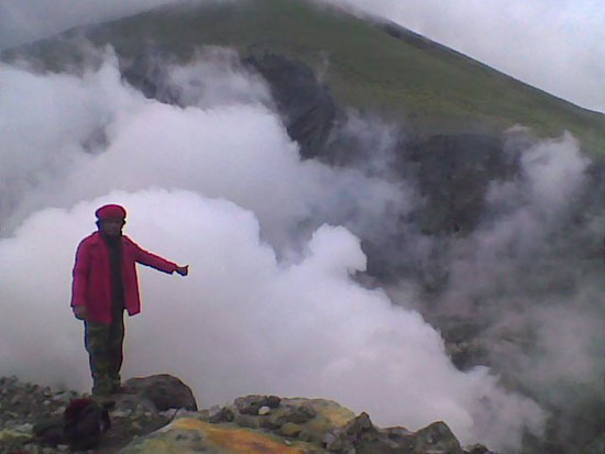 Núi lửa Indonesia thức giấc, phun khói cao 5.000m