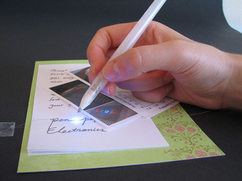 Bút vẽ ra mạch điện trên giấy 