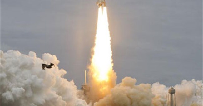 Tàu con thoi Atlantis đã bay lên vũ trụ thành công