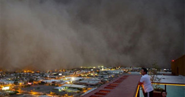 Hai UFO trong trận bão bụi tại Mỹ