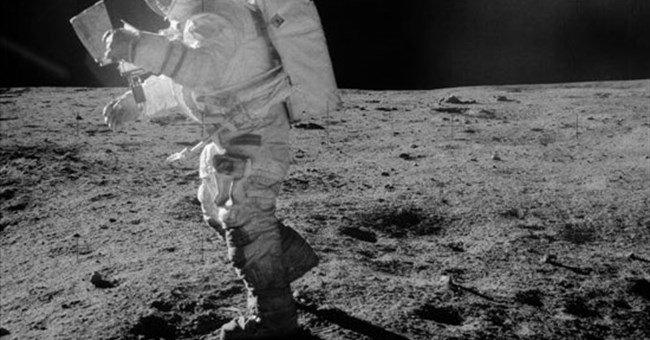 Tranh cãi xung quanh “rác” mặt trăng