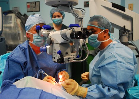 Ca phẫu thuật ghép hai chân đầu tiên trên thế giới